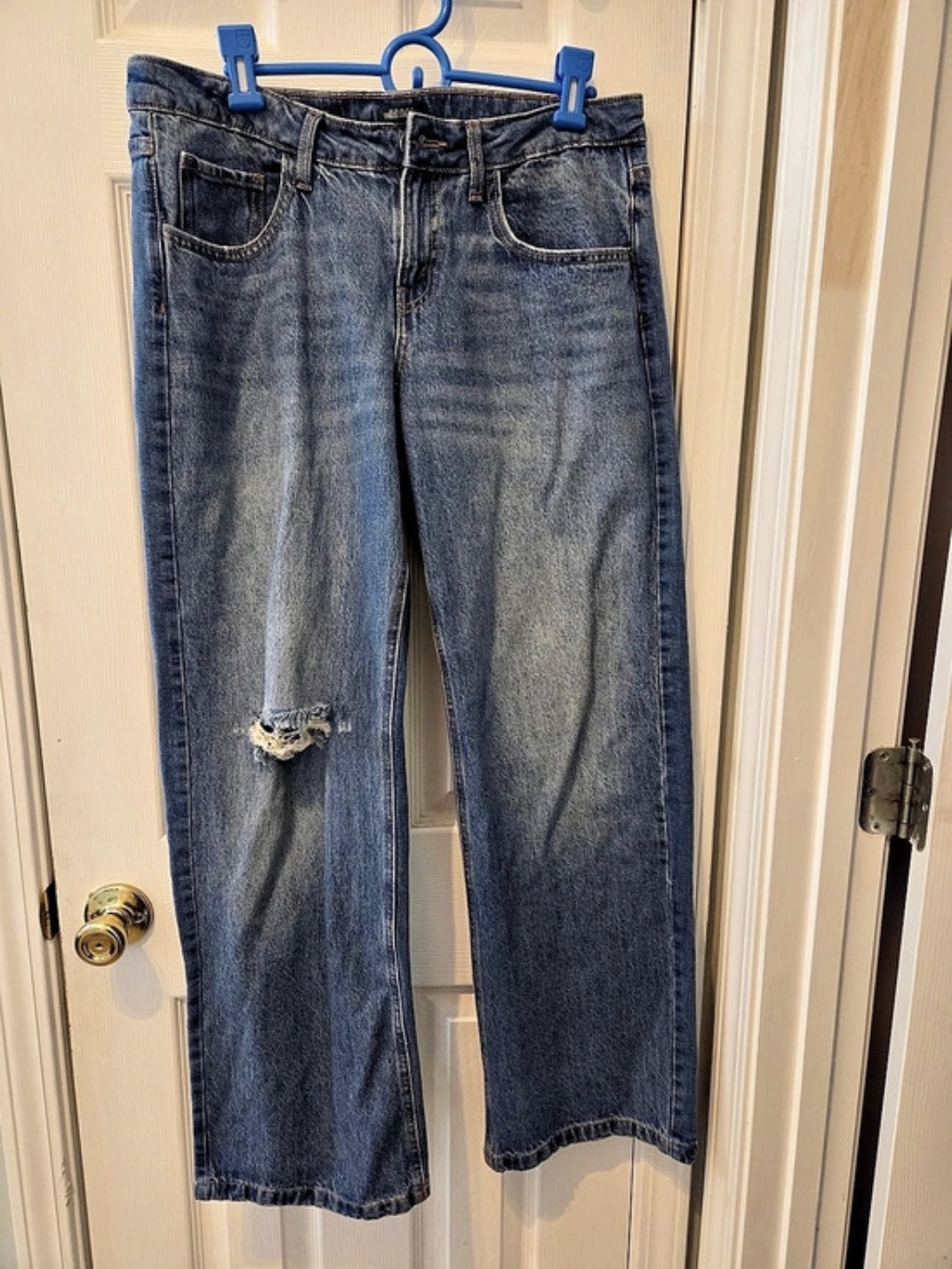 Wild Fable Low-Rise Straight Fit Jeans Straight Leg Jeans, Medium Wash, Size 10